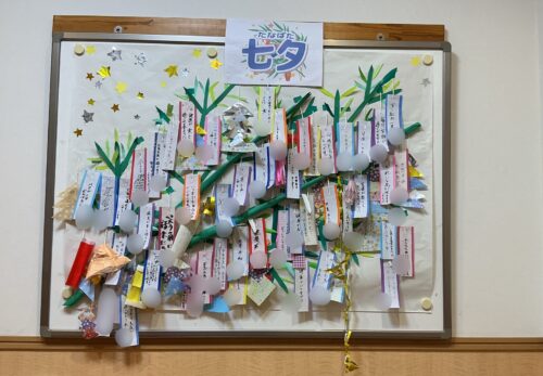 入居者の作品を展示した壁面装飾。七夕飾りのような七月の季節行事の作品掲示板。